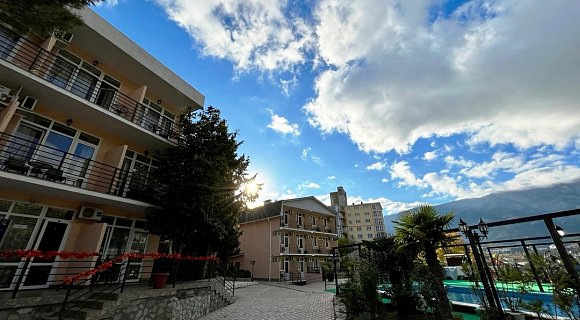 Осеннее небо в Крымской Ницце